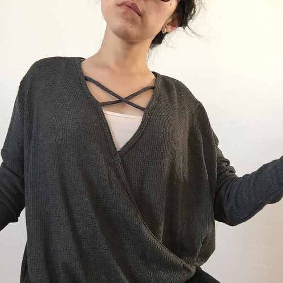 ❗️One left L ❗️NWTGrey long sleeve criss cross top - Picture 3 of 5